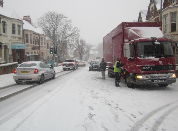 Snow causes problems for drivers on Victoria Hill, Old Town