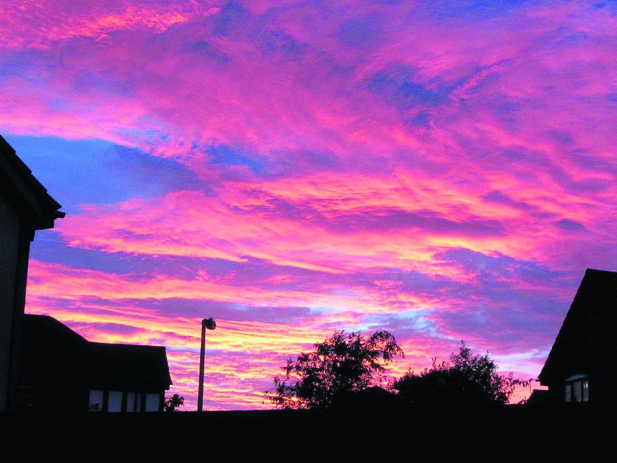 Swiindon Advertiser readers photographs
Sunset over West Swindon   Picture: Lesley Golsby                     