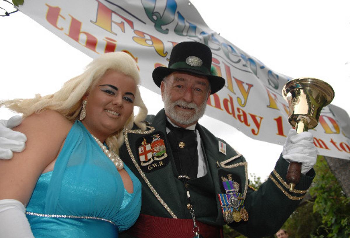 Fred 2009: Queens Park Fun Day. left 2 right Pic - Naomi Polley (Diana Dors Lookalike), Fred Ferris ( Town Cryer) Date 
