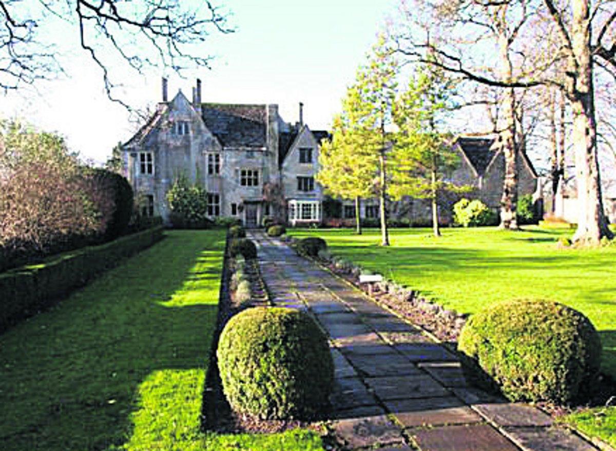 Swiindon Advertiser readers photographs
Avebury Manor House
Picture: MARTYN JELLEY