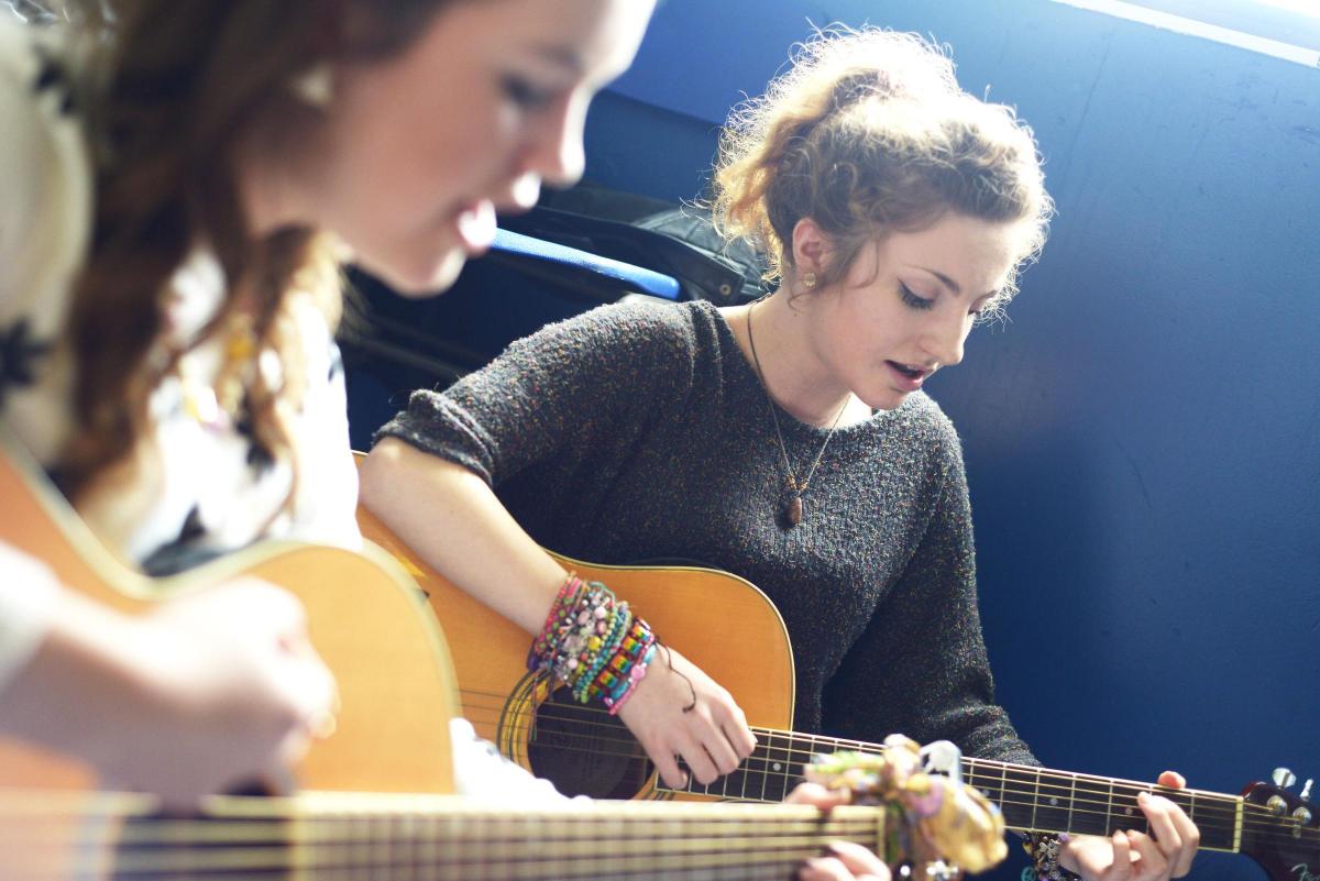 Pictured: Meghann and Jasmine playing the Travelling Soldier music during the workshop