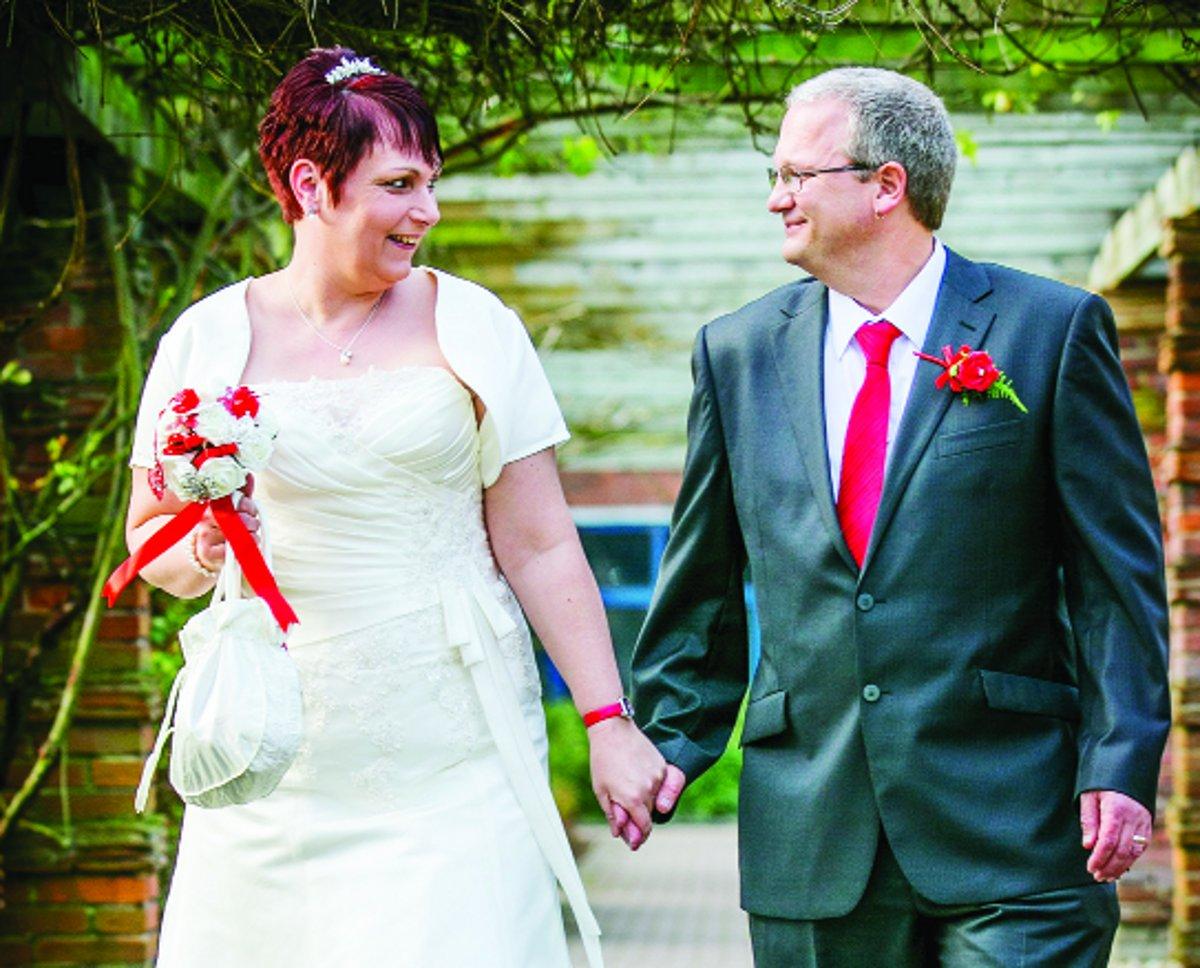Send us your pictures to pcole@swindonadvertiser.co.uk
 Debbie Pinchin and Robert Froud were married at Swindon Register Office
      Picture: Redhouse Photography