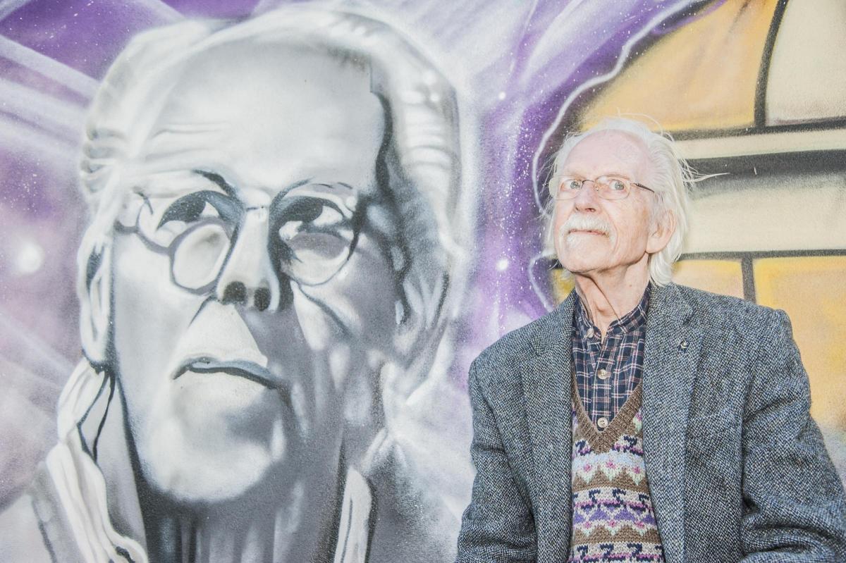 Artist Ken White creates a TARDIS mural of Swindon