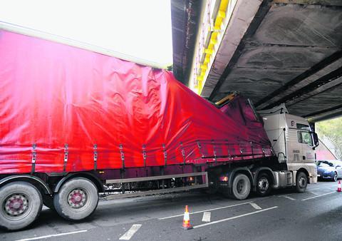 On January 22, 2013, a 32-tonne truck became stuck - the driver claimed the bridge signs were faulty