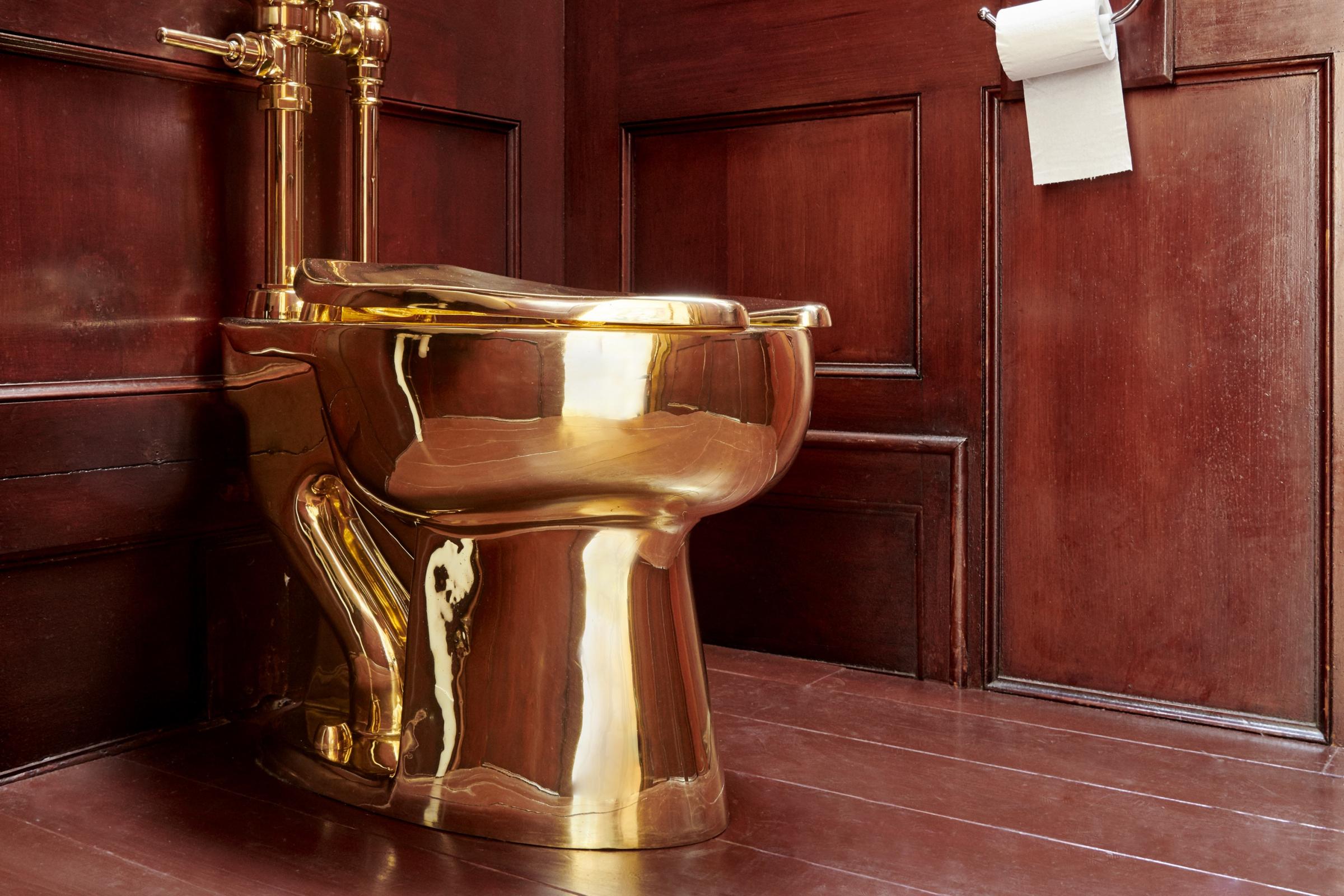 Maurizio Cattelan's six-million-dollar toilet bowl made of 18 carat pure gold on display at the Blenheim Palace was stolen. ile ilgili gÃ¶rsel sonucu