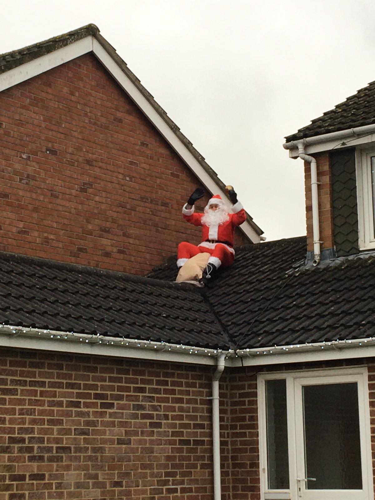 Santa's special rooftop delivery delights children - Vimarsana News