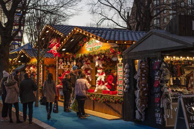A Christmas market stall. Credit: Canva