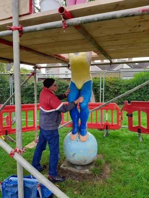 Swindon Advertiser: Tim Carrol works on repainting the famous sculpture