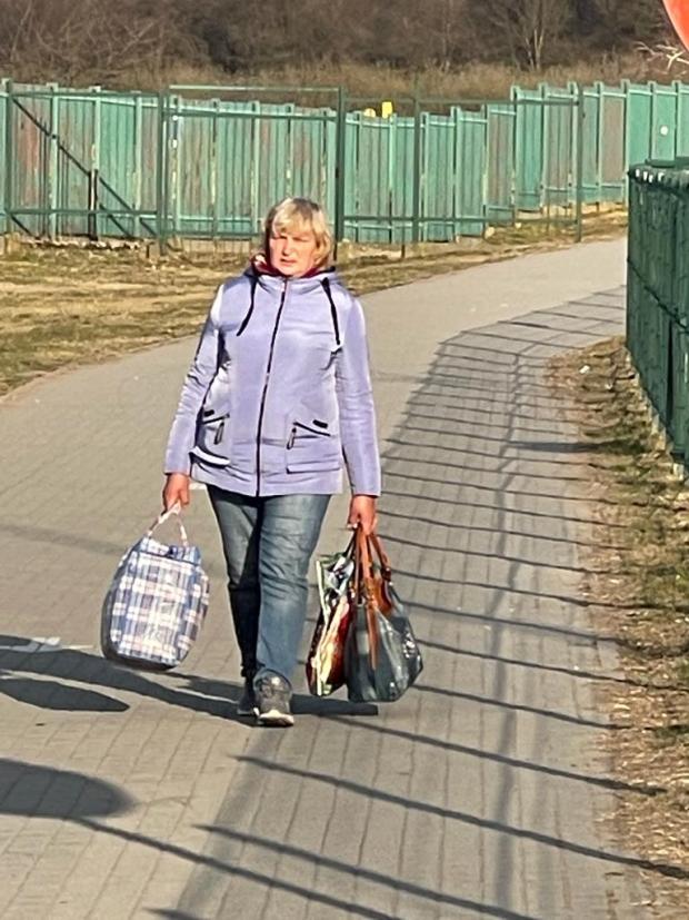Swindon Advertiser: A Ukrainian refugee carrying everything she has left