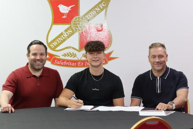 New Swindon Town signing Oscar Massey (centre) alongside technical director Sandro Di Michele (left) and head coach Scott Lindsey  Photo: Rob Grady