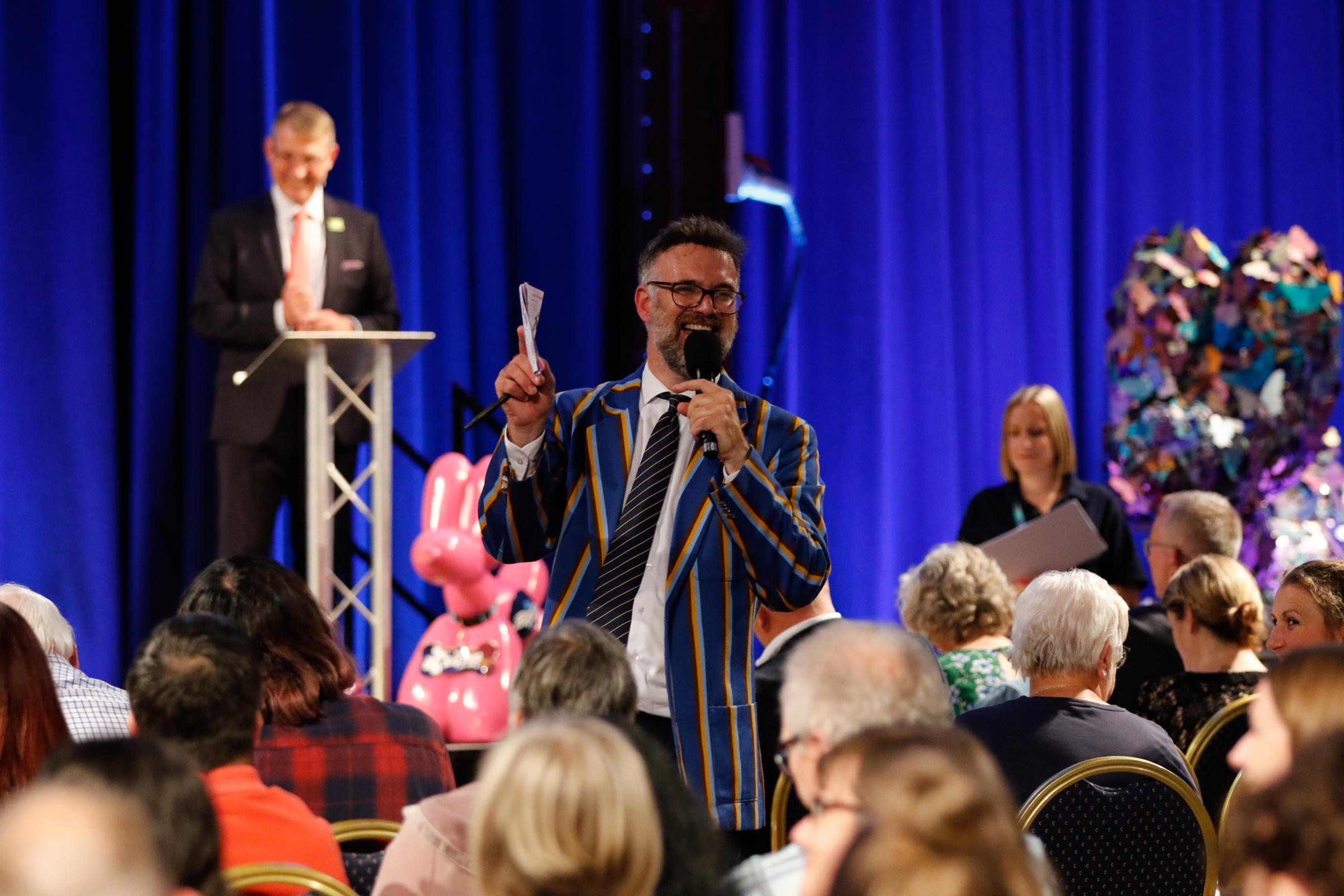Swindog sculptures raise more than £150k for charity - Vimarsana News