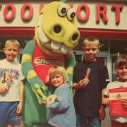 Chewits mascot The Chewitsaurus at Swindon's Woolworths in August 2000, with Jessica and Liam Anning, Leah Froud, and Jamie and Emma Campbell