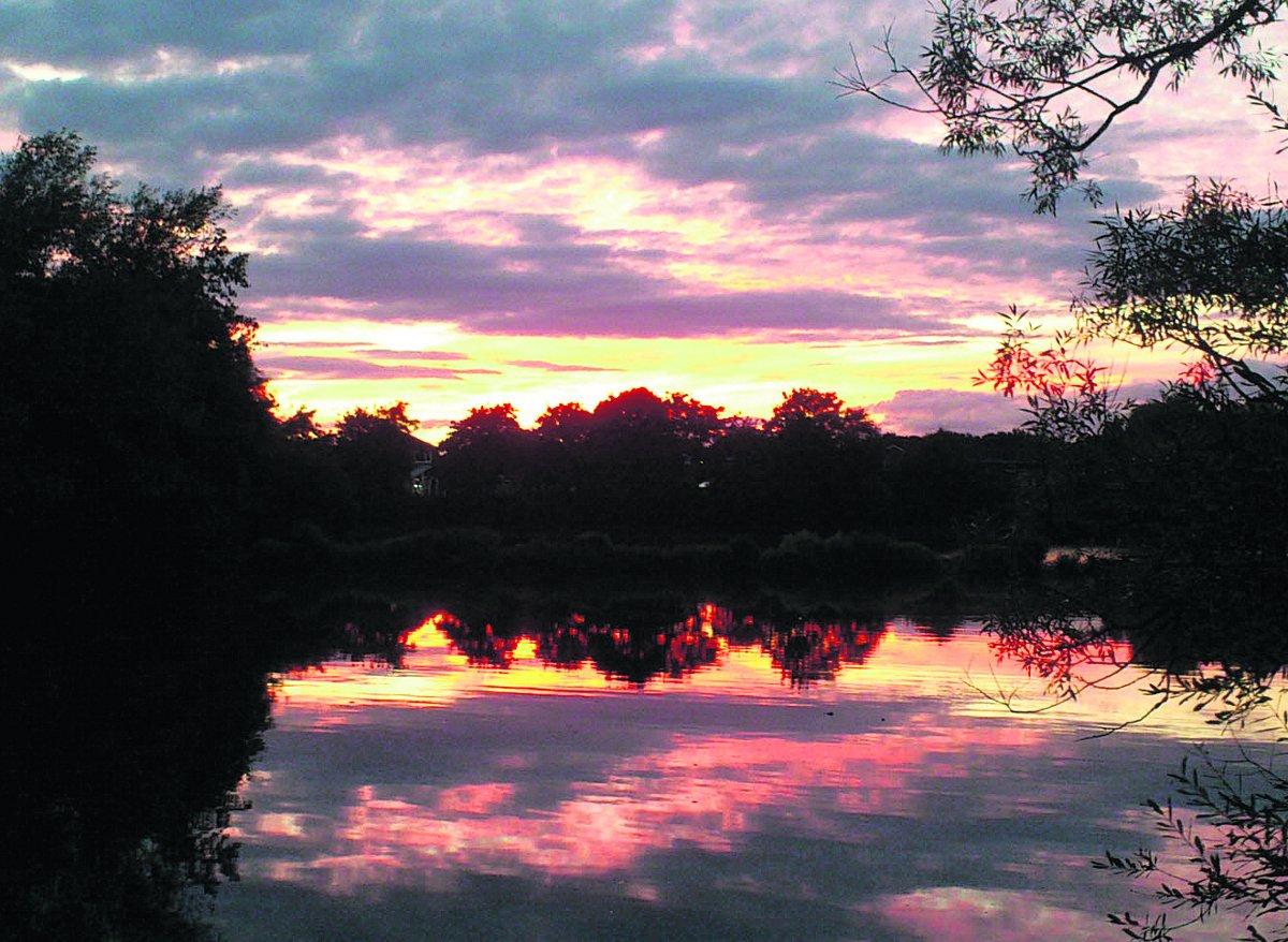 Swiindon Advertiser readers photographs
Sunset over Eldene Lake 
Picture: Tom Malyon